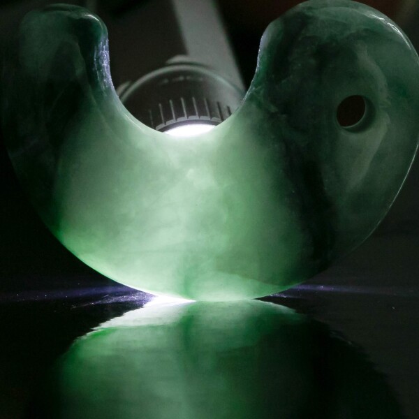 糸魚川天然翡翠 中型 緑色 勾玉 日本国石 縄文のパワーストーンMT0619 糸魚川天然翡翠 中型 緑色 勾玉 日本国石 縄文のパワーストーンMT0619