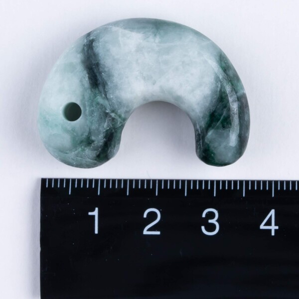 糸魚川天然翡翠 中型 緑色 勾玉 日本国石 縄文のパワーストーンMT0619