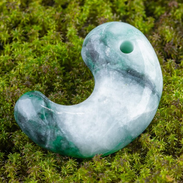 糸魚川天然翡翠 中型 緑色 勾玉 日本国石 縄文のパワーストーンMT0619