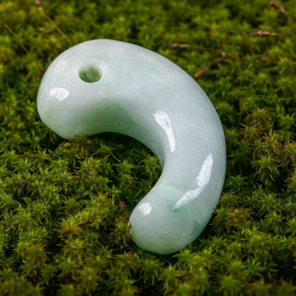 糸魚川天然翡翠 勾玉 淡緑色 日本国石 縄文のパワーストーンMT0782 糸魚川天然翡翠 勾玉 淡緑色 日本国石 縄文のパワーストーンMT0782