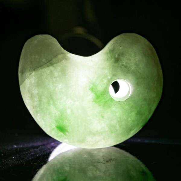 糸魚川天然翡翠 勾玉 淡緑色 日本国石 縄文のパワーストーンMT0780 糸魚川天然翡翠 勾玉 淡緑色 日本国石 縄文のパワーストーンMT0780