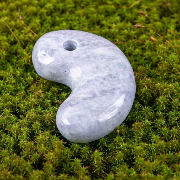 ✳premium一流の勾玉　コレクションレベルです‼️糸魚川翡翠淡いラベンダー入り 糸魚川天然翡翠 勾玉 ラベンダー色 日本国石 縄文の