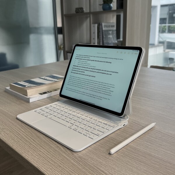 マジックキーボード for iPad Pro 13インチ（M4） 2024用 タイピング体験を提供するEasy-Setマグネティックキーボードケース、内蔵マルチタッチトラックパッド、英語配列、バックライト付き_5
