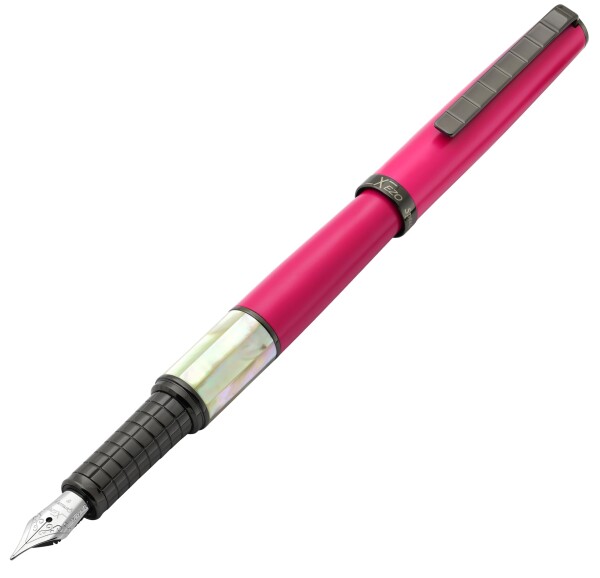 Xezo Speed Master 万年筆、細字。マットセリスフューシャ、ホワイトマザーオブパール。ガンメタルメッキ。軽量真鍮ボディ。同じものは二つとない