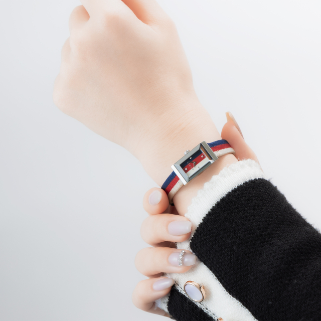 グッチ GUCCI 腕時計 Gフレーム 147.5/YA147508 レクタンギュラー ホワイト/レッド/ネイビー文字盤 ロング ナイロンベルト SS クオーツアナログ 【中古】 GUCCI - グッチ GUCCI 腕時計 Gフレーム 147.5/YA147508