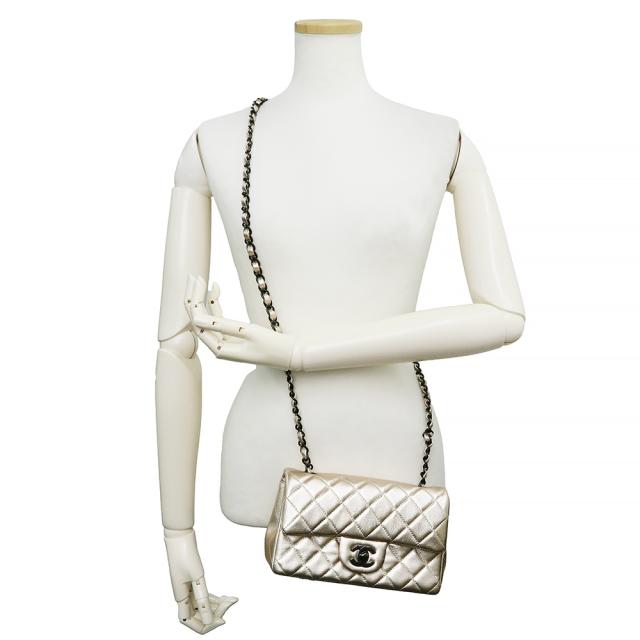 シャネル CHANEL マトラッセ 20 ミニ フラップ チェーン ショルダーバッグ 斜め掛け メタリック ラムスキン レザー シャンパンゴールド ブラック金具 A69900（未使用　展示品） CHANEL - シャネル CHANEL マトラッセ 20 ミニ フラップ チェーン