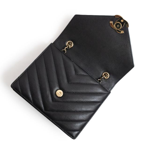 【良品】シャネルCHANELターンロックVステッチ長財布 黒シールあり箱付!着画 良品】シャネルCHANELターンロックVステッチ長財布 黒シールあり