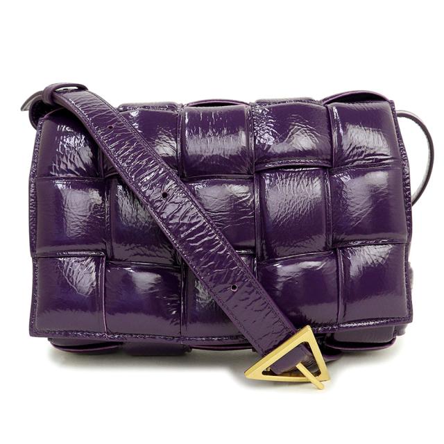 （新品・未使用品）ボッテガヴェネタ BOTTEGA VENETA パデッド カセット ショルダーバッグ 斜め掛け ディアスキン レザー ボンデッドラムスキン レザー レーズン パープル 紫 アンティークゴールド金具 591970