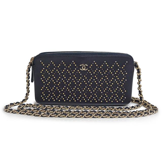 （新品・未使用品）シャネル CHANEL スタッズ 携帯 スマホ チェーン フォン ショルダーバッグ 斜め掛け ラムスキン レザー ネイビー 紺 ゴールド金具 A84002 箱付