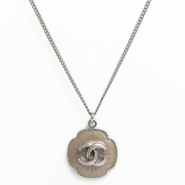 （新品・未使用品）シャネル CHANEL ココマーク 四つ葉 クローバー フラワー  ペンダント ネックレス 二段階調節 ベージュ シルバー A85851 箱付