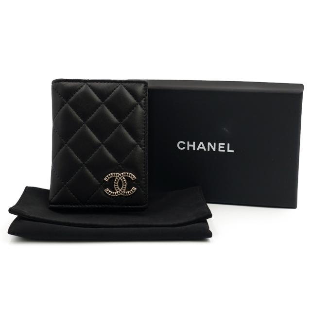 （新品・未使用品）シャネル CHANEL ココマーク パール ラインストーン AirPodsホルダー ペンダント ネックレス ゴールド AB6658 箱付 新品・未使用品）シャネル CHANEL ココマーク マトラッセ クラシック