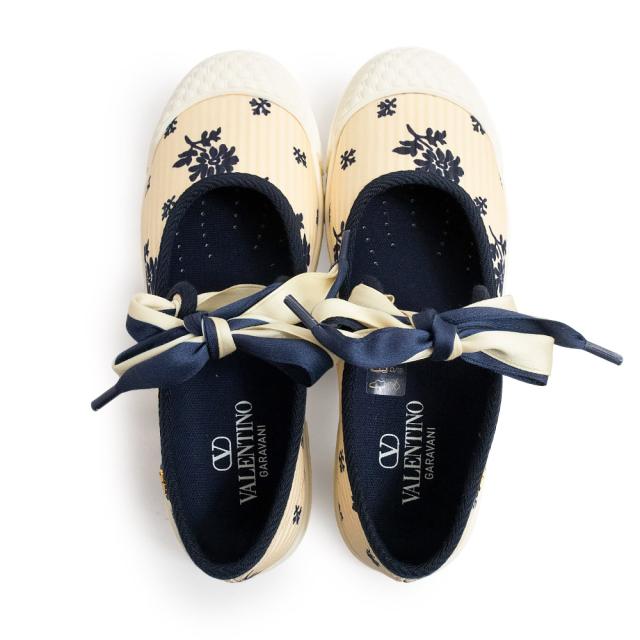 （新品・未使用品）ヴァレンティノ ガラヴァーニ Valentino Garavani ベイ バイ ベイ パピエフローラルファブリック バレリーナ スニーカー 靴 #37 24.5cm シルク ラバー バター ベージュ ブルー 6W2S0LH9JRH 箱付