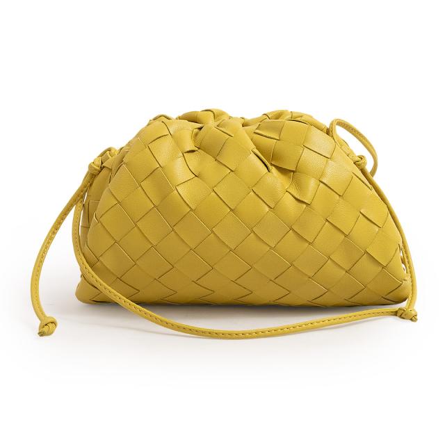 （未使用　展示品）ボッテガヴェネタ BOTTEGA VENETA イントレチャート ミニ ポーチ ショルダーバッグ 斜め掛け ラムスキン レザー コーン イエロー ゴールド金具 585852