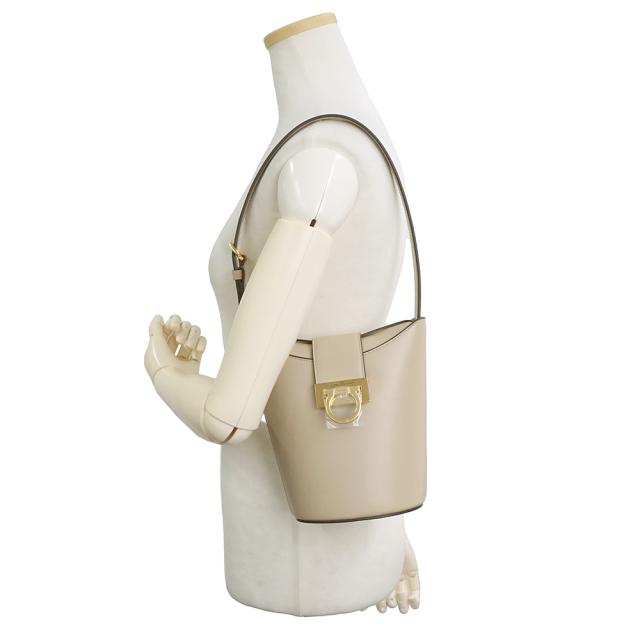 （未使用　展示品）サルヴァトーレフェラガモ Salvatore Ferragamo トリフォリオ ガンチーニ トート バケットバッグ カーフスキン レザー Daino ベージュ ゴールド金具 211194 訳有り 箱付_7