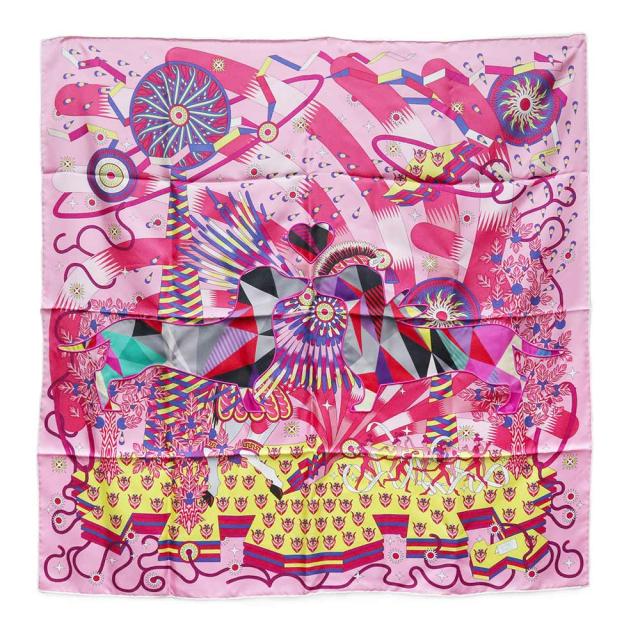 （新品・未使用品）エルメス HERMES カレ 90 LA SOURCE DE PEGASE ペガサスの源泉 ピエールマリー ダックスフンド 犬 馬 パッチワーク 刺繍 限定品 スカーフ シルク100％ ローズ ジョーヌヴィフ ブルーロワイヤル ピンク 箱付