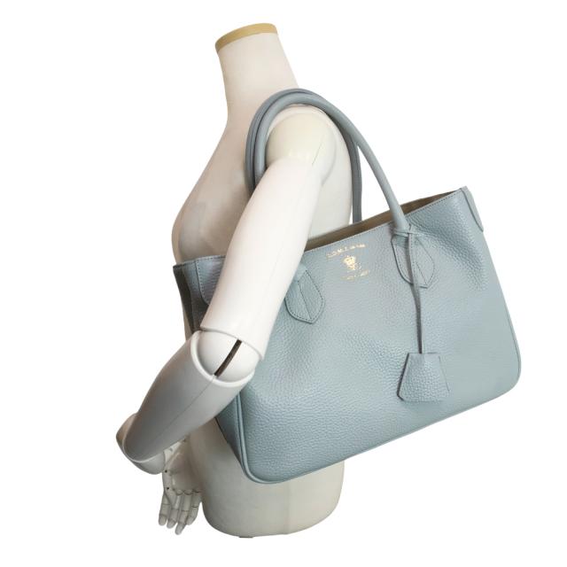 （未使用　展示品）エーディーエムジェーアクセソワドゥマドモワゼル A.D.M.J. -Accesoires De Mademoiselle- トート ハンドバッグ シュリンクレザー ブルーグレー ゴールド金具