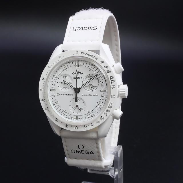 （美品）OMEGA オメガ Swatch スウォッチ SO33W700 スヌーピー Snoopy MISSION TO THE MOON PHASE FULL MOON ミッショントゥ ザ ムーン フェイズ フルムーン スピードマスター ムーンスウォッチ クロノグラフ クオーツ ナイロン バイオセラミック ホワイト 腕時計 箱付
