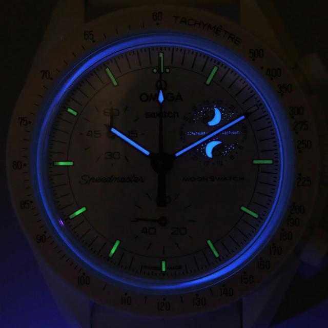 （美品）OMEGA オメガ Swatch スウォッチ SO33W700 スヌーピー Snoopy MISSION TO THE MOON PHASE FULL MOON ミッショントゥ ザ ムーン フェイズ フルムーン スピードマスター ムーンスウォッチ クロノグラフ クオーツ ナイロン バイオセラミック ホワイト 腕時計 箱付_3