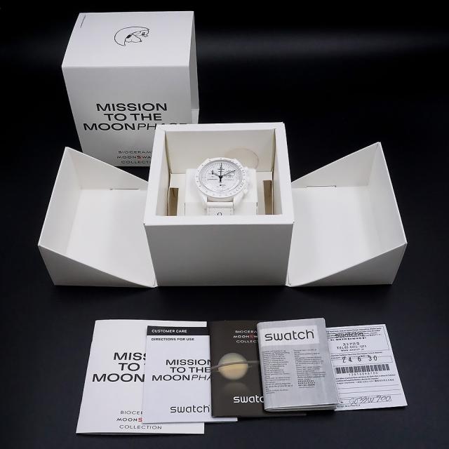 （美品）OMEGA オメガ Swatch スウォッチ SO33W700 スヌーピー Snoopy MISSION TO THE MOON PHASE FULL MOON ミッショントゥ ザ ムーン フェイズ フルムーン スピードマスター ムーンスウォッチ クロノグラフ クオーツ ナイロン バイオセラミック ホワイト 腕時計 箱付_1