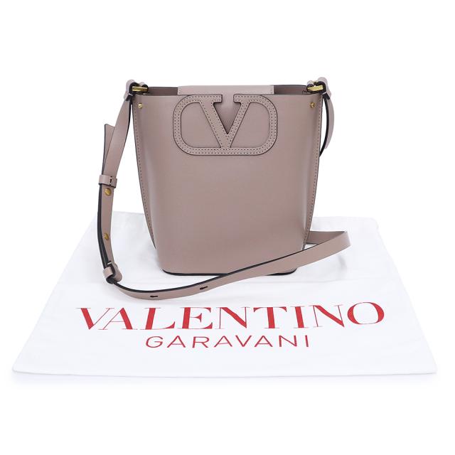 （未使用　展示品）Valentino Garavani ヴァレンティノ ガラヴァーニ Vロゴ スモール バケットバッグ フィルミー カーフスキン POUDRE プードル ピンクベージュ ショルダーバッグ 斜め掛け レザー ゴールド金具_1