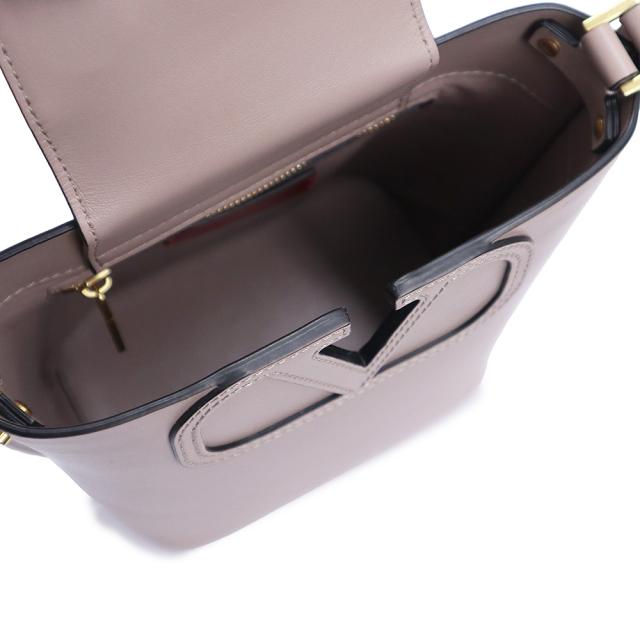 （未使用　展示品）Valentino Garavani ヴァレンティノ ガラヴァーニ Vロゴ スモール バケットバッグ フィルミー カーフスキン POUDRE プードル ピンクベージュ ショルダーバッグ 斜め掛け レザー ゴールド金具_2