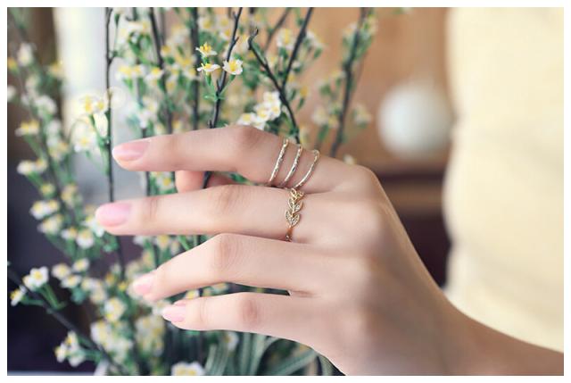 指輪 レディース リング ビジュー キラキラ 葉っぱ リーフ 可愛い オシャレ シンプル 結婚式 2次会 パーティー プレゼントの通販はau Pay マーケット プラスナオ