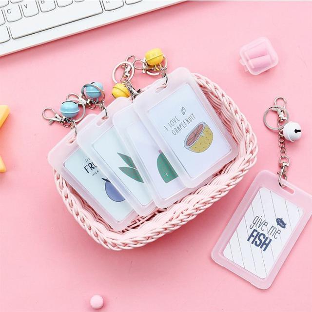 パスケース 定期入れ Icカードケース カード保護 キーホルダー 鈴 カードセット 透明 学生 社会人 可愛い おしゃれ 便利 の通販はau Pay マーケット プラスナオ