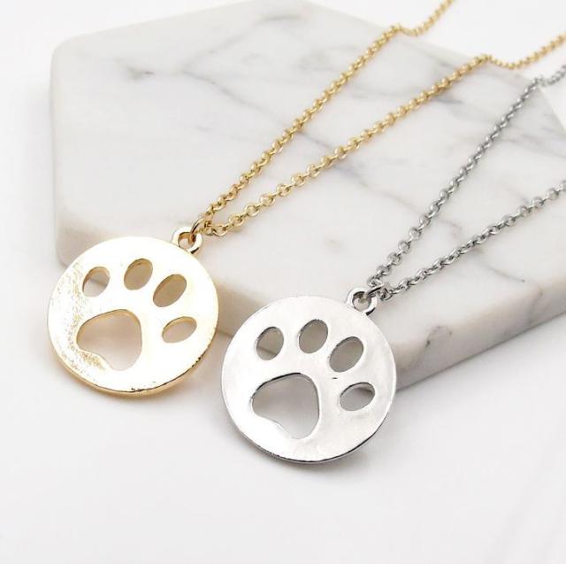 ネックレス アクセサリー 足あと あしあと くり抜き 可愛い かわいい 女性 婦人 おしゃれ プレゼント 誕生日 お出かけ 外出の通販はau Pay マーケット プラスナオ