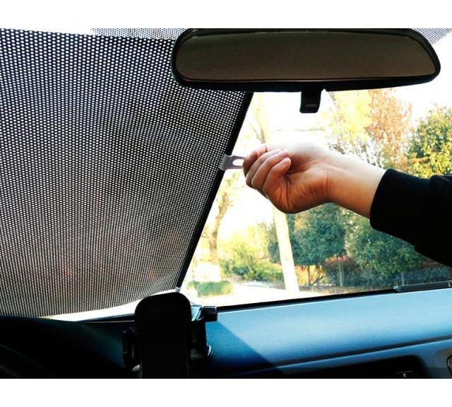 車用サンシェード 車用遮光カーテン 日除け 日よけ ロール式 巻き取り式 吸盤式 車用品 カー用品 フロントガラス 車窓 シルバの通販はau Pay マーケット プラスナオ