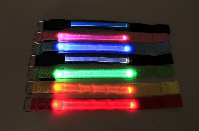 アームバンド 光る腕バンド 発光リストバンド LEDライト 電池式 生活