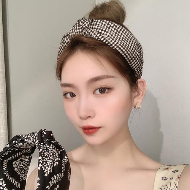 カチューシャ 幅広 レディース 女性用 ヘアアクセサリー ヘアバンド ヘッドバンド 髪飾り ヘアアレンジ ワイド ねじり 結び目の通販はau Pay マーケット プラスナオ