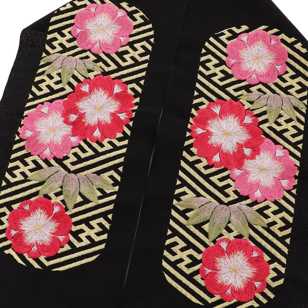 【Prices down】刺繍 半衿 「黒地紗綾形模様に竹と桜」 衿秀 刺繍半襟 振袖用半衿 前撮り 成人式 刺繍衿 刺繍半襟 ポリエステル半衿 ブランド：襟の衿秀 【メール便不可】＜H＞wm40%OFF★_1