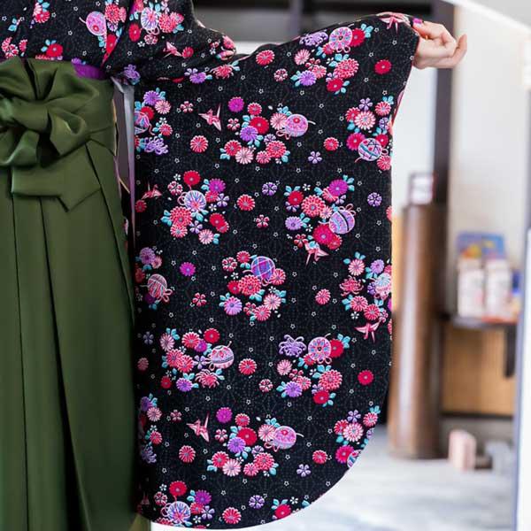 【中古品】二尺袖 単品 卒業式小学生 「黒 小花＆鞠」貸衣装処分 レンタル処分品 卒業式 【メール便不可】ss2512kck10 中古品】二尺袖 単品 卒業式小学生 「黒 小花＆鞠」貸衣装処分