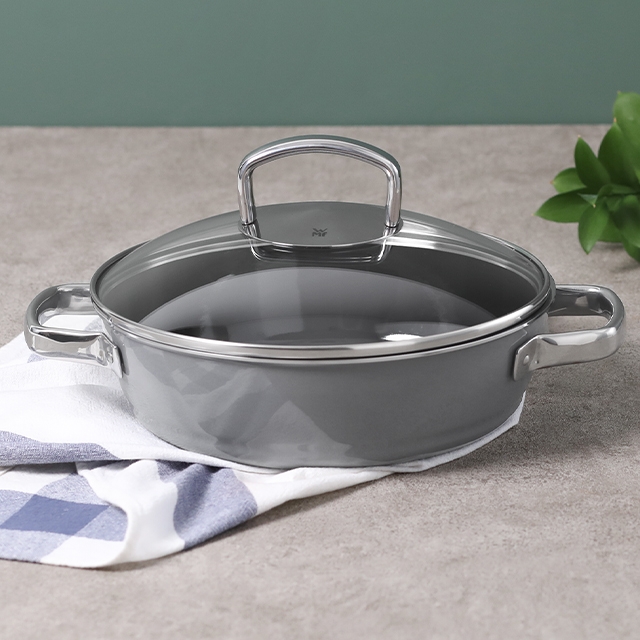 ヴェーエムエフ 鍋 選べる豪華特典 フュージョンテック ミネラル ロースター24cm PL キャセロール 両手鍋 無加水鍋 蓋 浅型 ih対応 簡単 食洗機対応 ガラス蓋 炊飯 卓上 ご飯 おしゃれ 便利 フライパン代わり カレー おすすめ パスタ 炒めるWMF Fusiontec Mineral roaster の通販は