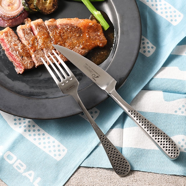グローバル 豪華特典付き 70周年ロゴ入りステーキナイフ＆フォーク2組