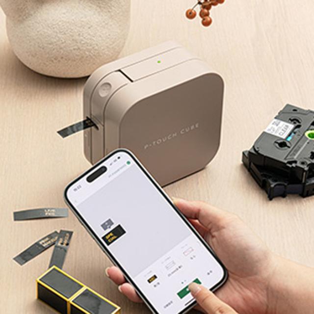 ブラザー ラベルライター スマホ接続専用 ピータッチキューブ P-TOUCH CUBE PT-P300BTLT ラテ コンパクト ラベルプリンター ラべリング ラベル作成 ラベル印刷 12mm幅対応 Bluetooth スマホ連動 スマホ専用 アプリ専用の通販は