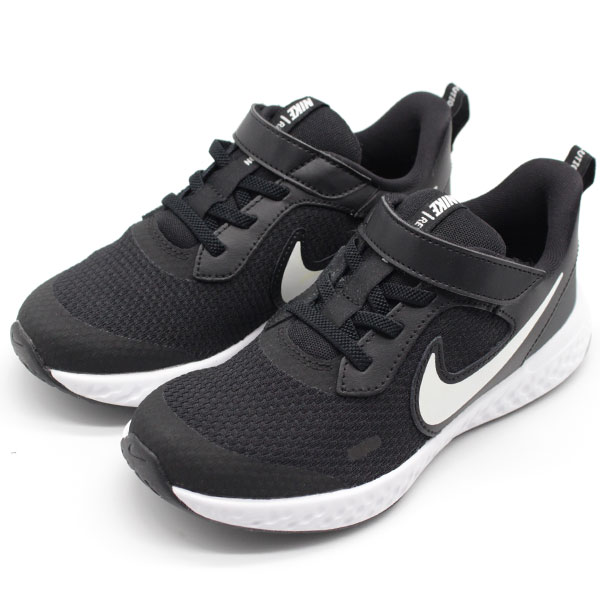 ナイキ スニーカー キッズ 子供 靴 黒 ブラック 軽量 軽い Nike Revolution 5 Psv Bq5672の通販はau Pay マーケット 靴のニシムラ