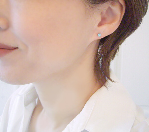訳が分らない なんとまっ暗がりで光る ピアス レディース プラチナ 青味トパーズ色 Pt900 品番E-001 2売り買い日前後の送りとどける申し合わせ