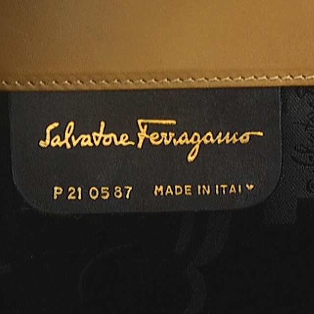 Salvatore Ferragamo サルヴァトーレフェラガモ ガンチーニ 斜め掛け