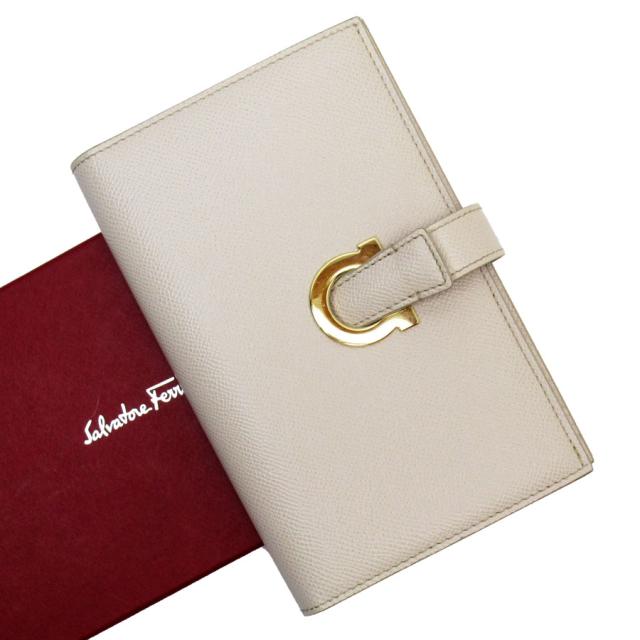 Salvatore Ferragamo サルヴァトーレフェラガモ ガンチーニ 二つ折り長財布 ライトベージュ 14059 レディース【中古】 t19487a