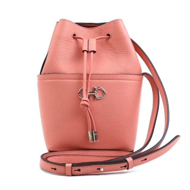 Salvatore Ferragamo サルヴァトーレフェラガモ ガンチーニ 斜め掛けショルダーバッグ ピンク 14061 レディース【中古】 e59717jの通販は 49,800円