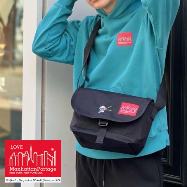 マンハッタンポーテージ Manhattan Portage ナイロン メッセンジャー バッグ (SM) フラップ ジッパー ポケット ドラえもん 24 Nylon Messenger Bag (SM) Flap Zipper Pocket Doraemon 24 ブラック 1605-JR-FZP-DORA-24 BLK 10,897円