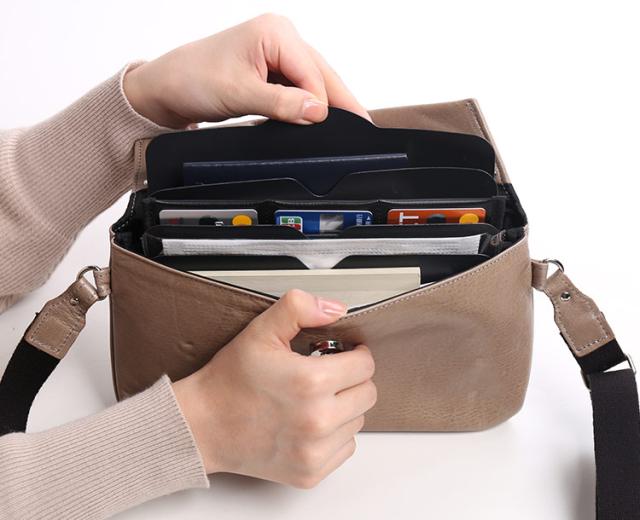 Jamale 日本製 牛革 ショルダーバッグ メンズ スライドパーツ 飛び出す