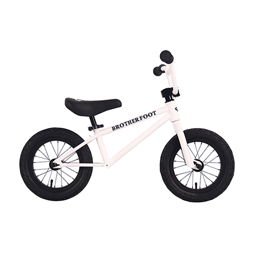 送料無料 バランスバイク キックバイク ストライダー 自転車 子供用 キッズ用 Sale Brother Foot The First Track Bmx Xx Mat Whiteの通販はau Pay マーケット サーフィン スケートボード横乗り系の専門ショップ サーファーズガイド