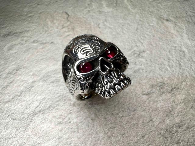 【送料無料】トライバル・スカル・リング　シンセティックルビー　19号 シルバーリング　Silver925　シルバーアクセサリー リング メンズの通販は