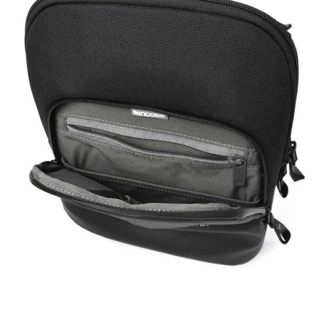 【商品レビューで＋5％】【日本正規品】インケース ショルダーバッグ メンズ レディース 斜めがけバッグ ブランド Incase 小さめ かっこいい 斜めがけ 大人 撥水 縦型 B5 4.9L クロスボディバッグ ショルダー A.R.C.Crossbody Bag
