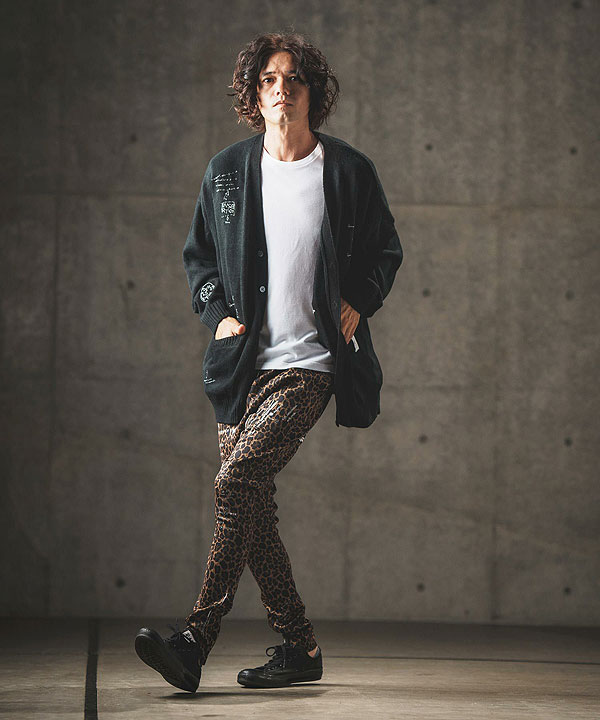 2024 秋冬 2nd 先行予約 10月上旬〜中旬入荷予定 GLIMCLAP Tight fit track pants -leopard × hand writing pattern-