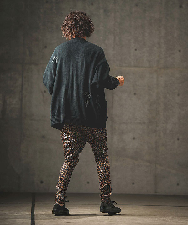 2024 秋冬 2nd 先行予約 10月上旬〜中旬入荷予定 GLIMCLAP Tight fit track pants -leopard × hand writing pattern-