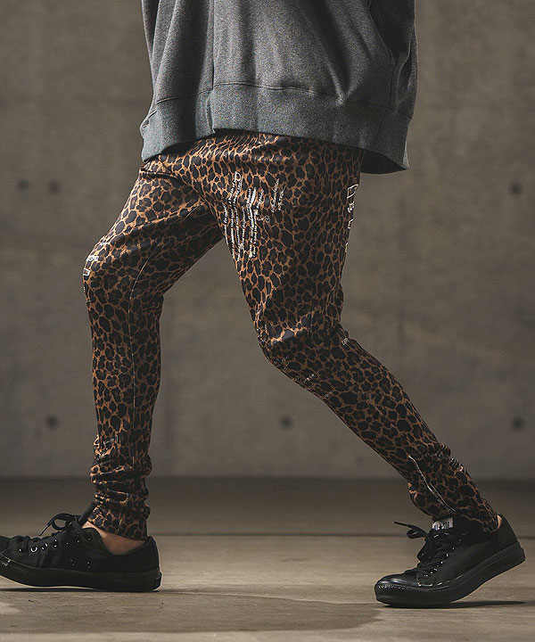 2024 秋冬 2nd 先行予約 10月上旬〜中旬入荷予定 GLIMCLAP Tight fit track pants -leopard × hand writing pattern-