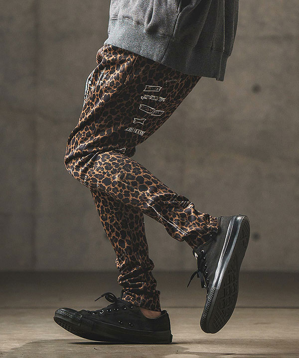 2024 秋冬 2nd 先行予約 10月上旬〜中旬入荷予定 GLIMCLAP Tight fit track pants -leopard × hand writing pattern-